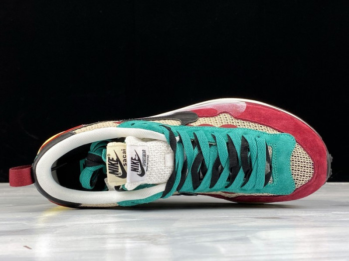 sacai x nike regasus vaporrly sp beige purplish red grass green bv0073-102